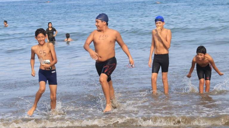 Una agradable mañana vivieron los nadadores en Playa Norte.