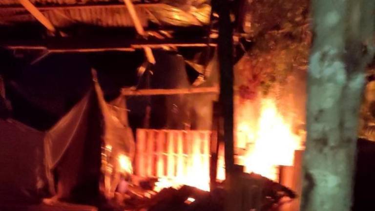 Derriban casas en invasión de Mazatlán y, enojados, vecinos prenden fuego a una de las viviendas