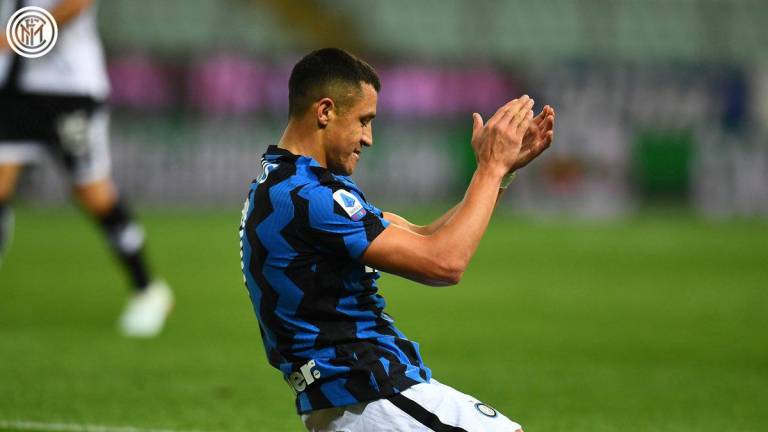 Alexis Sánchez celebra tras marcar un gol para el Inter de Milán en la victoria ante el Parma en la Serie A.