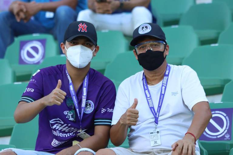 Mazatlecos disfrutan del partido de Mazatlán FC contra Pachuca en el Kraken