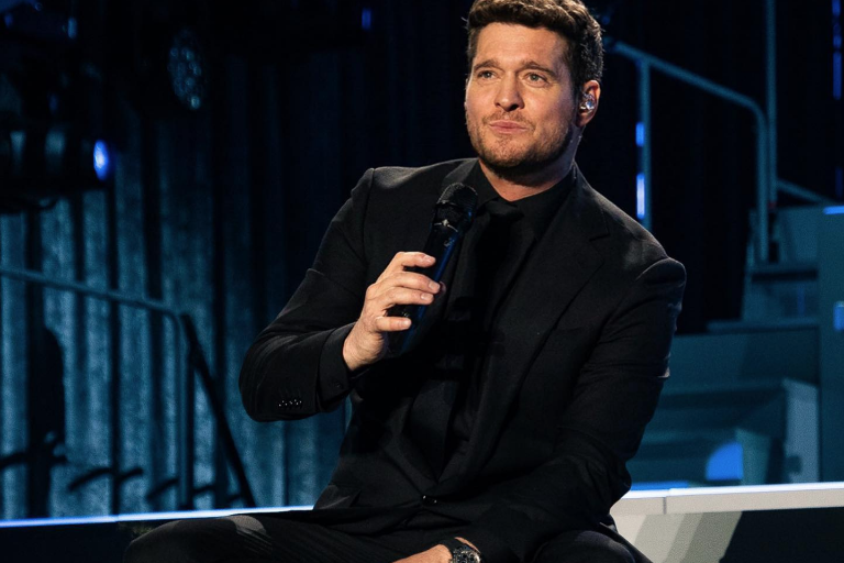 Sorprende Michael Bublé a sus fans con romántica serenata en español