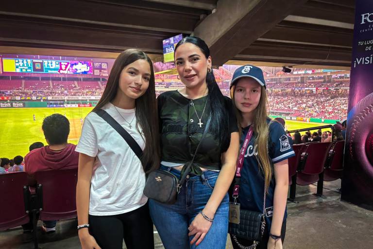 Disfruta la afición guinda de la Serie Catrinas en la casa de Tomateros