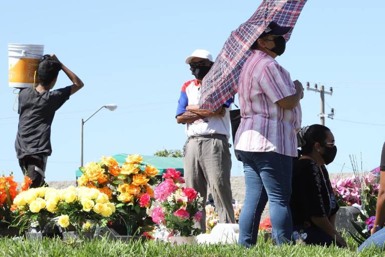 Padres mazatlecos recuerdan en panteones a sus hijos fallecidos