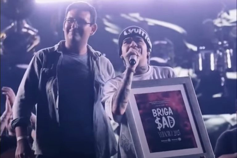 Recibe Junior H un reconocimiento por su apoyo humanitario a Veracruz