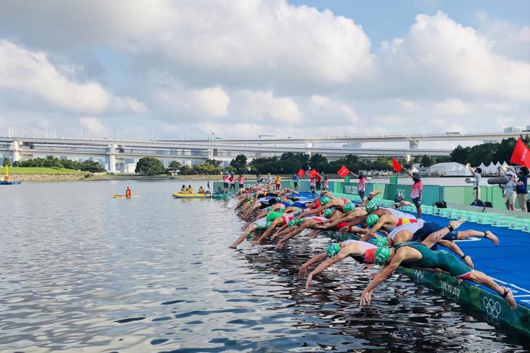 Mexicanos, muy lejos del podio en el triatlón varonil de Tokio 2020