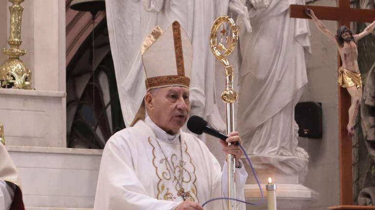 A Monseñor Mario Espinosa Contreras le cantaron Las Mañanitas durante la misa.