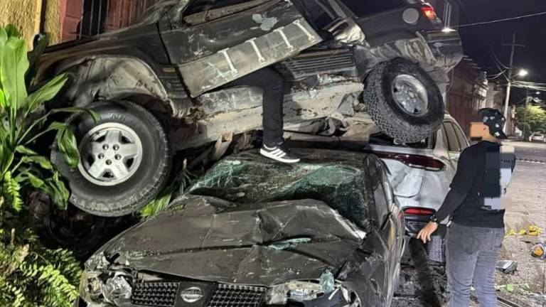 Una camioneta volcó tras un choque y terminó sobre unos vehículos estacionados en la colonia Centro de Villa Unión.