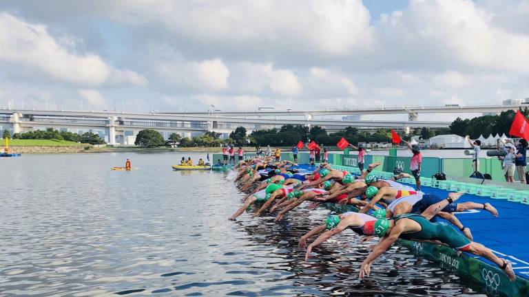 El arranque del triatlón masculino en los Juegos Olímpicos de Tokio 2020.