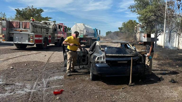 Un automóvil quedó como pérdida total tras incendiarse en la carretera, cerca de Rosario.