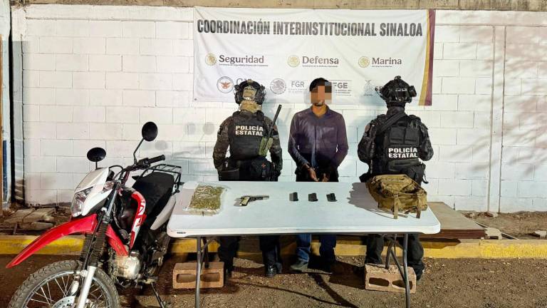El detenido fue puesto a disposición de la FGR junto con el arma, la droga y la motocicleta aseguradas durante el operativo.