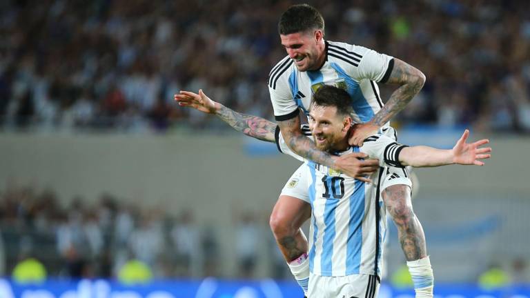 Lionel Messi marca el segundo gol de Argentina.