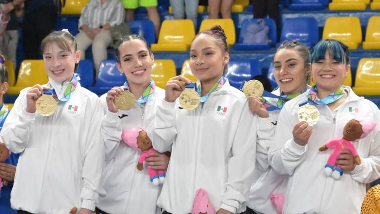 Las gimnastas mexicanas presumen sus medallas doradas.
