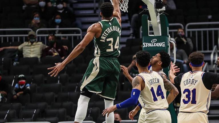 Giannis Antetokounmpo fue la pieza clave en el triunfo sobre los Sixers.