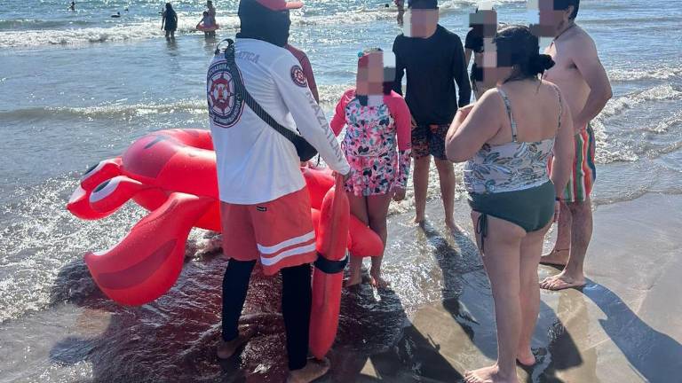 Salvavidas auxiliaron a bañistas arrastrados por corrientes marinas en playas de Mazatlán durante el Viernes Santo.