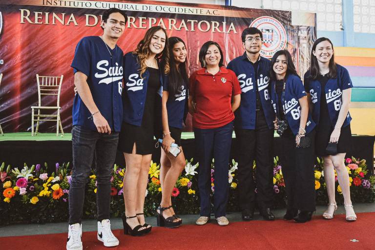 Coronan en el ICO a sus reinas de preparatoria y secundaria