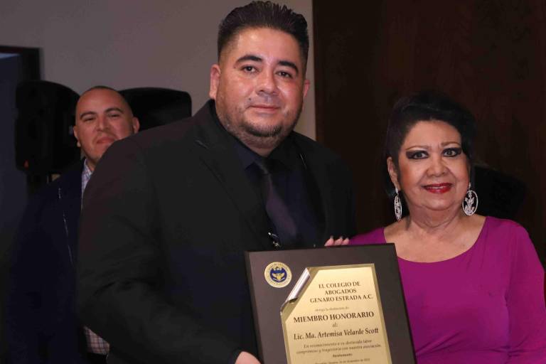 Abogados hacen un brindis por un buen año 2023