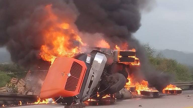 Un tráiler con carga de frutas y verduras se incendió este sábado tras volcar cerca del puente del río Baluarte en Rosario.