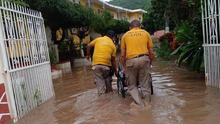 El Coordinador de Protección Civil, Porfirio Villanueva Santín, mencionó que las familias siguen cansados y procesando la pérdida de todas sus pertenencias.