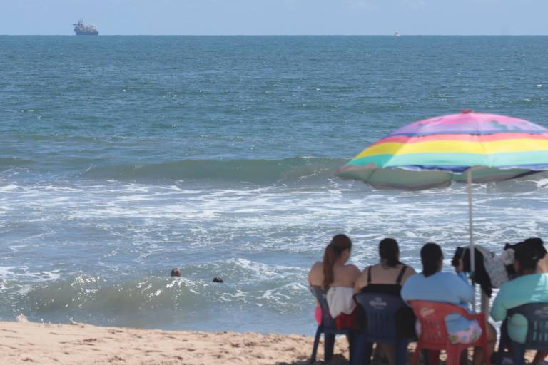 Buque frente a Mazatlán instala cable submarino para Telmex