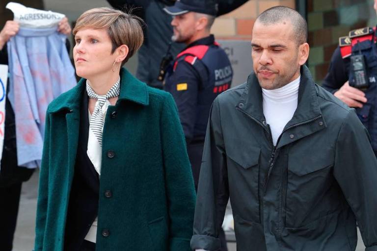 Dani Alves sale en libertad provisional en España tras pagar una millonaria fianza