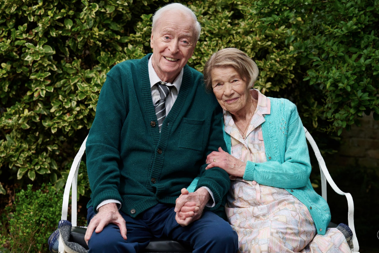 A sus 90 años, se retira Michael Caine del cine