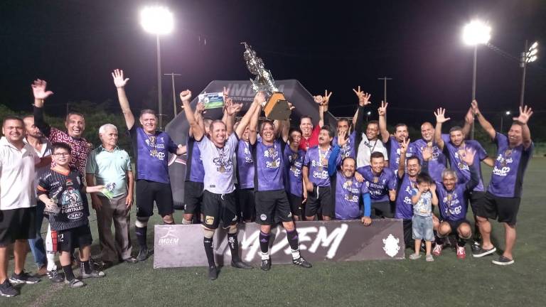 Hermanos y Amigos celebra su triunfo.