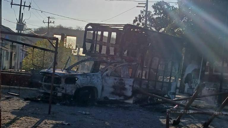 La camioneta donde viajaba Carlos Galván fue localizada incendiada en el Centro de Matatán.