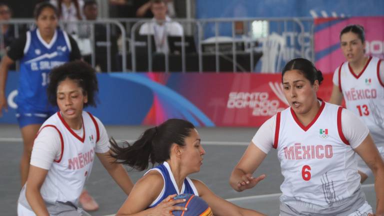 Mariana Valenzuela (der.) sobresale en la despedida de México del 3x3 en Santo Domingo.