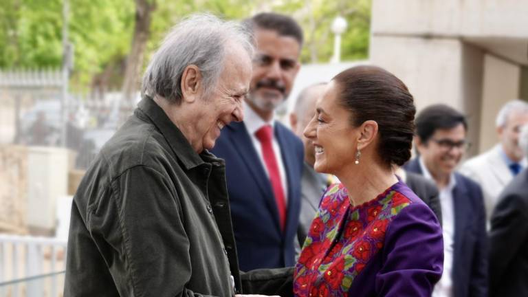 La Presidenta Claudia Sheinbaum Pardo saluda la cantautor catalán Joan Manuel Serrat durante su estancia en Barcelona.