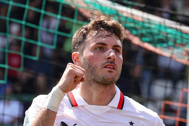 Santiago Giménez rompe su sequía y guía al Milán hacia una valiosa victoria sobre el Venezia