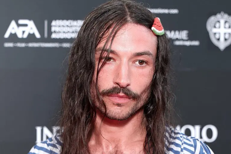 Tras polémicas, prepara el actor Ezra Miller su regreso a Hollywood