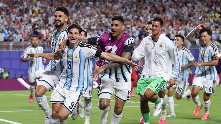 Julián Álvarez anota el segundo gol de Argentina.