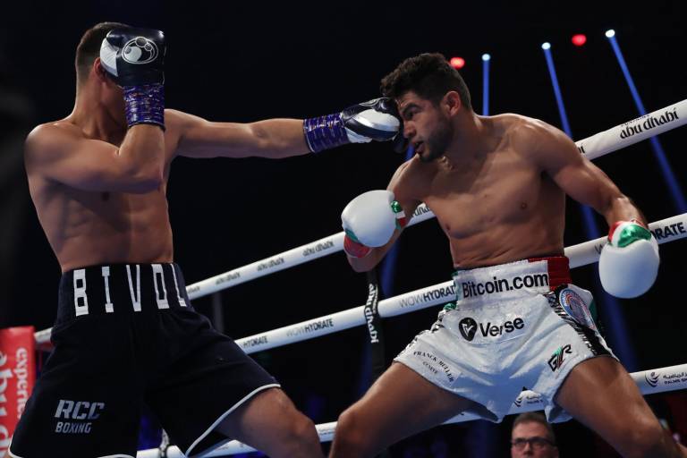 ‘Zurdo’ Ramírez pierde por decisión unánime ante Bivol
