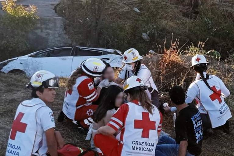 Jóvenes que viajaban en automóvil vuelcan y caen a canal pluvial de Mazatlán