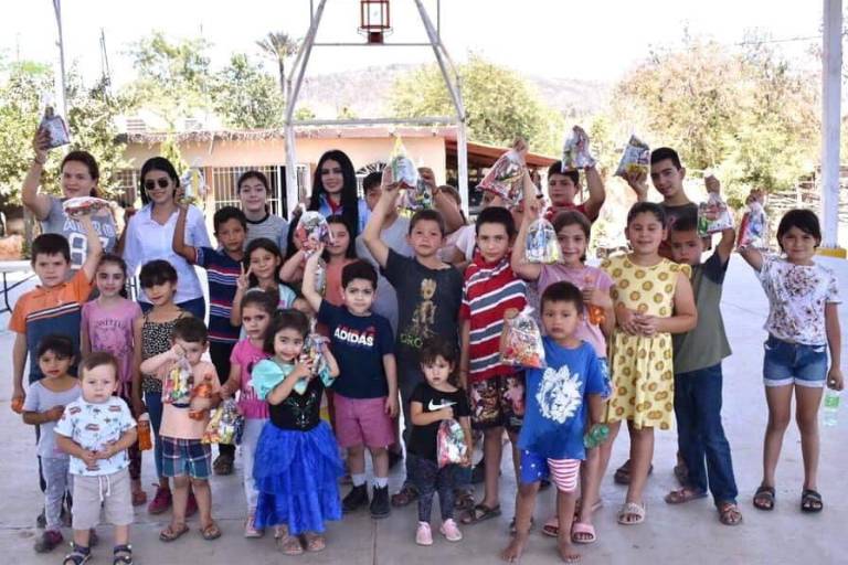 Ana Karen Val lleva alegría a los niños de la zona serrana de Elota