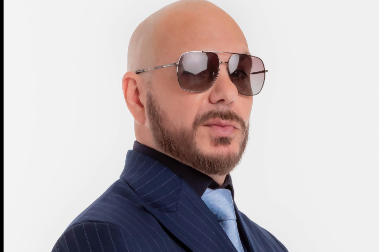 Celebra Pitbull que su canción ‘Give me Everything’ sonara en la serie ‘The Bridgerton’
