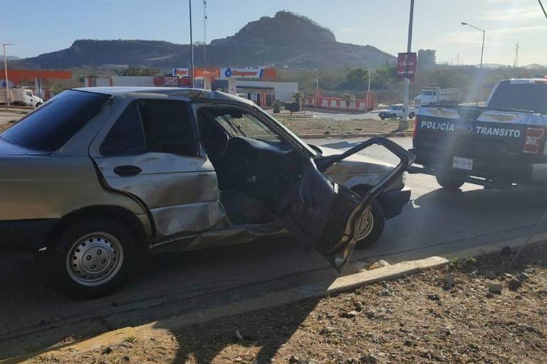 Urbano y automóvil chocan en glorieta Peche Rice, en Mazatlán; mujer queda lesionada