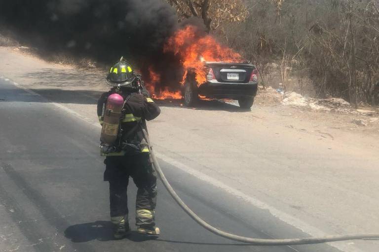 Se incendia un vehículo en la Carretera Internacional al sur de Mazatlán
