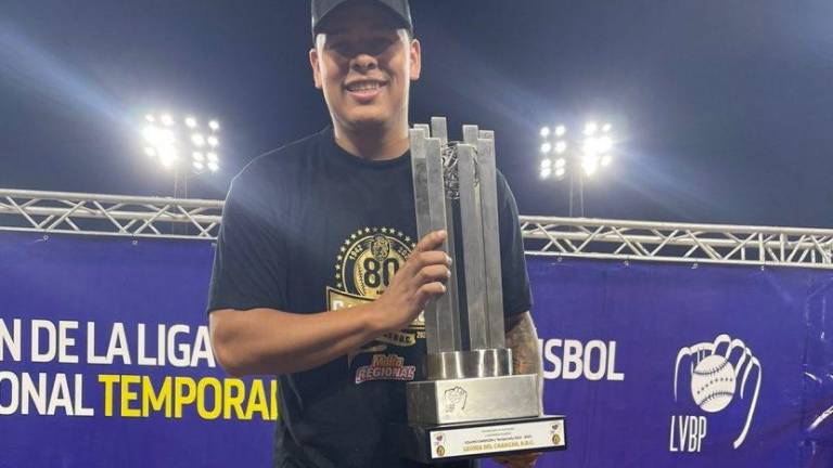 David Gutiérrez posa con el trofeo de campeón con los Leones del Caracas.