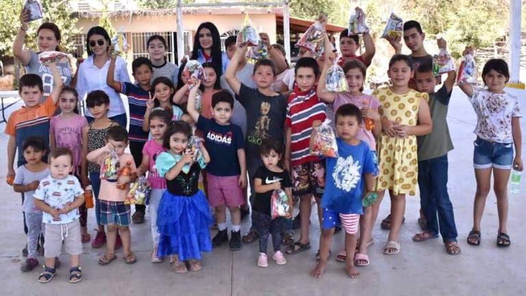Los niños muestran felices los dulces.