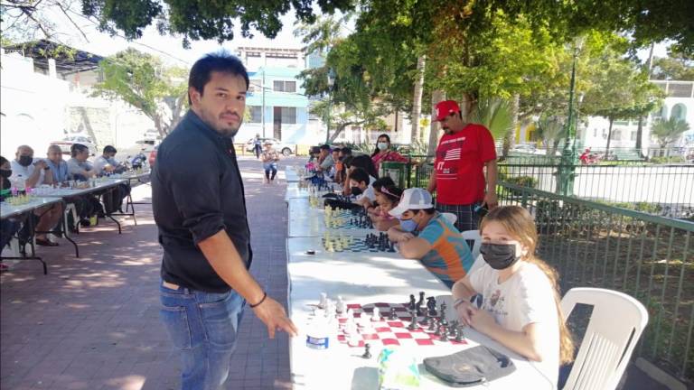 Hiram de Jesús Velarde compartió su experiencia con decenas de participantes en la simultánea de ajedrez.