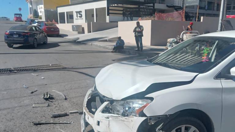 Chocan dos autos en la avenida Cruz Lizárraga en Mazatlán