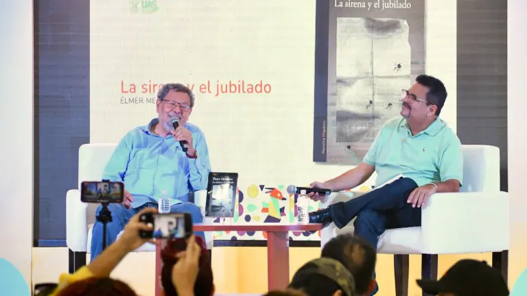 Élmer Mendoza presenta su libro acompañado por Juan José Rodríguez en los comentarios.