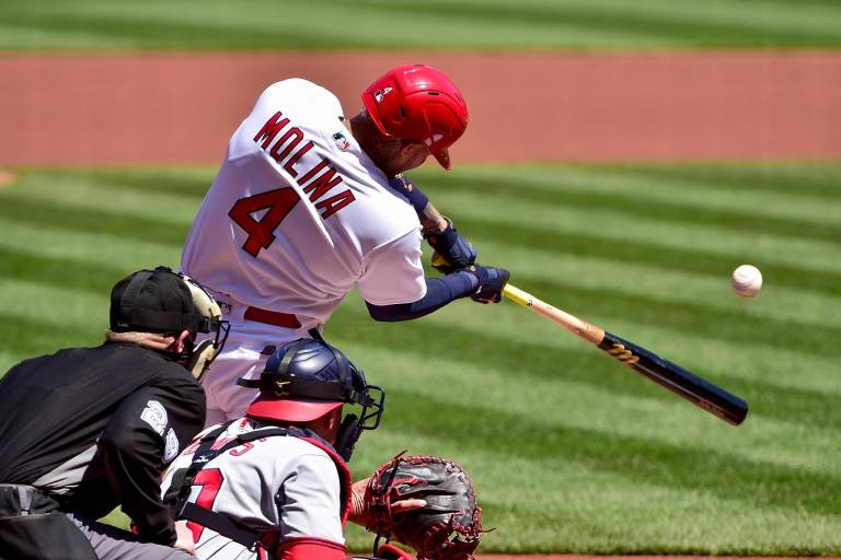 Yadier Molina se acerca a Johnny Bench en hits como receptor