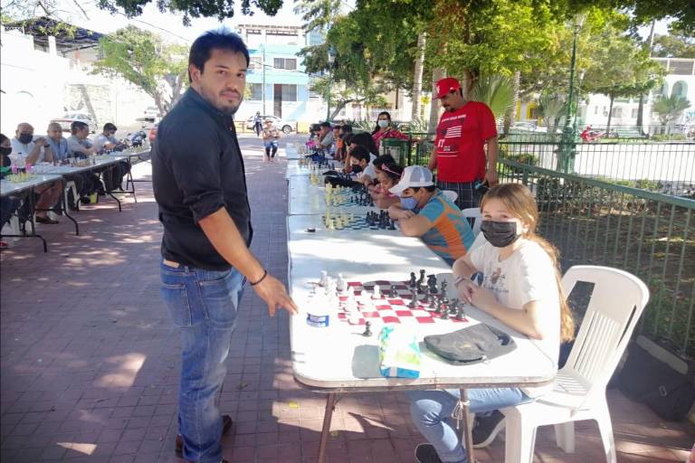 Celebran con éxito simultánea de ajedrez benéfica