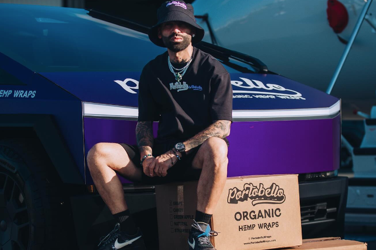 Regala Arcángel un biberón de 14 quilates a su nieto