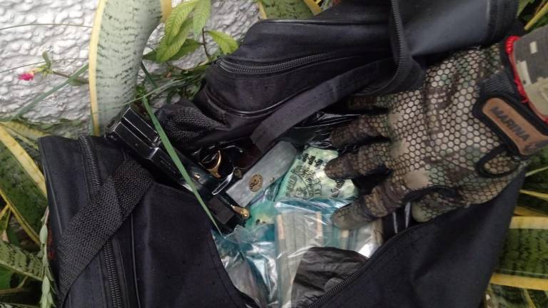 a maleta fue localizada sobre una jardinera del fraccionamiento Casa Blanca, durante un recorrido de vigilancia realizado por personal de la Secretaría de Marina.