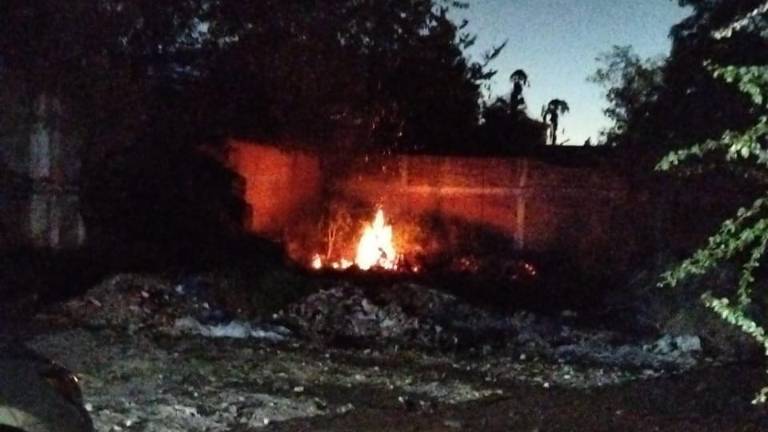 Elementos de bomberos atendieron nuevamente el incendio registrado en un terreno baldío de El Rosario.