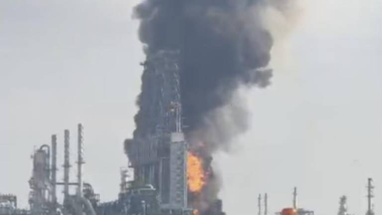 Una densa columna de humo se elevó desde la refinería Olmeca, en Tabasco, tras el incendio registrado la tarde de este 9 de abril.
