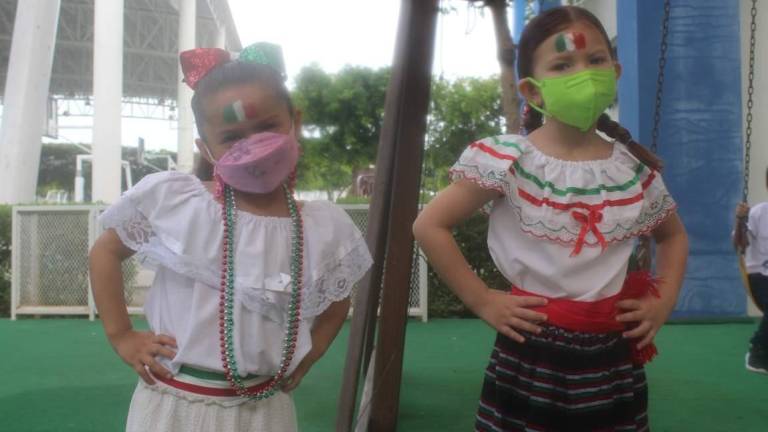 Estudiantes mazatlecos celebran la Independencia de México